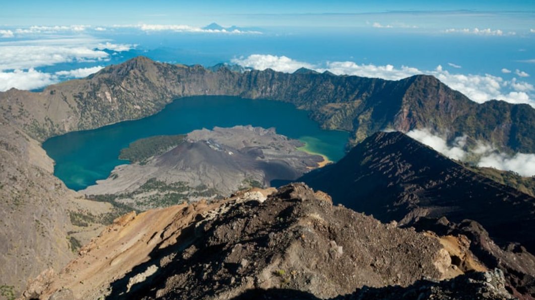 PesonaRinjani, GunungTertinggi, TrekkingIndonesia, PendakiIndonesia, PetualanganGunung