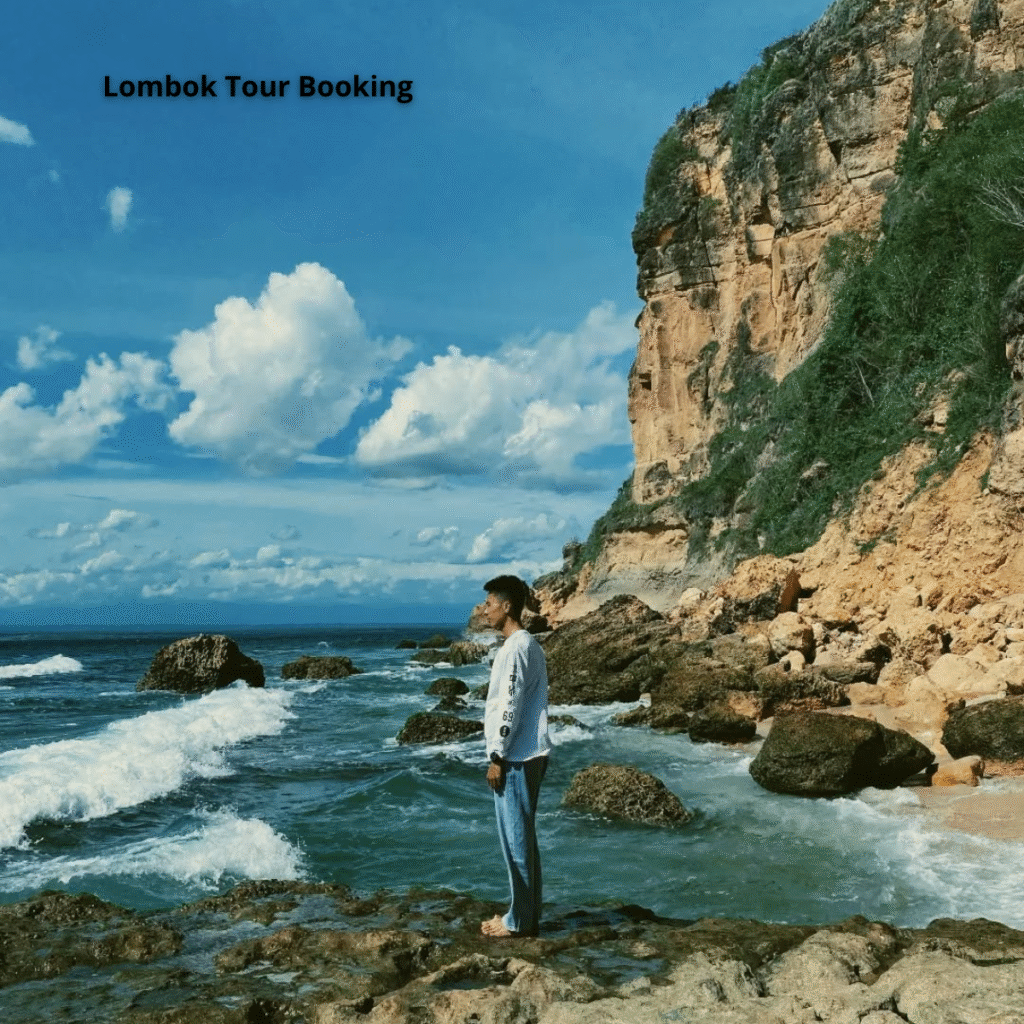 Pemandangan Pantai Surga Lombok dengan air biru jernih dan pasir putih dari atas tebing