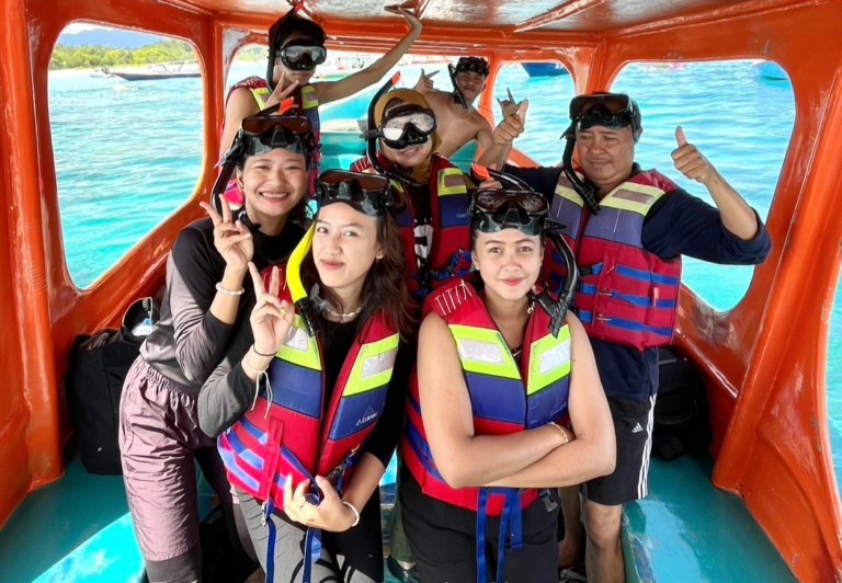 Paket Wisata Lombok 2026: Layanan Pemandu Lokal Perempuan liburan seru dan terpercaya, banner utama paket tour lombok 2026, paket liburan seru lombok 2026 land trip, tim profesional lombok tour booking wisata 2026, layanan tour lombok terbaik dan terpercaya, paket tour darat lombok 2026 seru, destinasi wisata lombok seru dan aman, travel lombok terpercaya paket 2026, solusi liburan seru di lombok tahun 2026.
