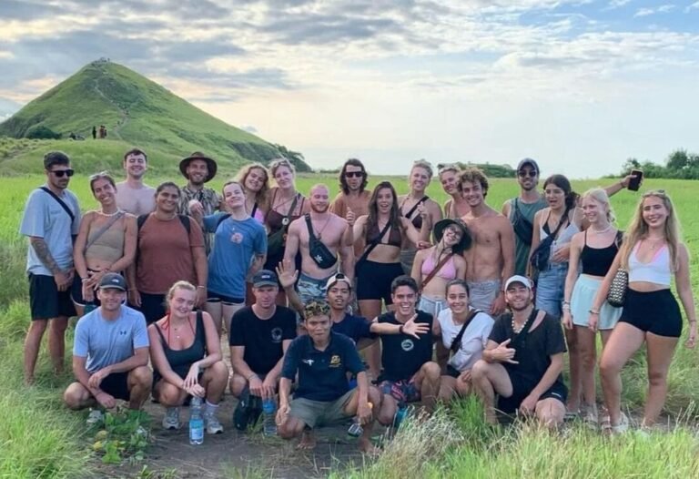 Paket wisata lombok 2026 liburan seru dan terpercaya, banner utama paket tour lombok 2026, paket liburan seru lombok 2026 land trip, tim profesional lombok tour booking wisata 2026, layanan tour lombok terbaik dan terpercaya, paket tour darat lombok 2026 seru, destinasi wisata lombok seru dan aman, travel lombok terpercaya paket 2026, solusi liburan seru di lombok tahun 2026.