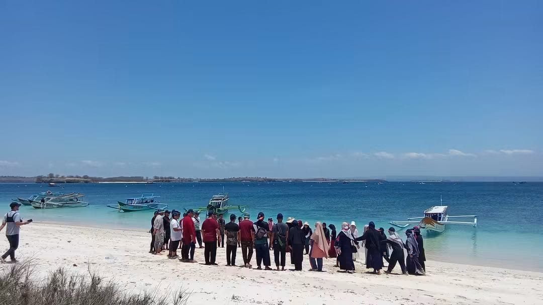 Paket Tour Lombok 4 Hari 3 Malam Paling Recommended 102 Pasir lembut dengan nuansa putih hingga sedikit kemerahan